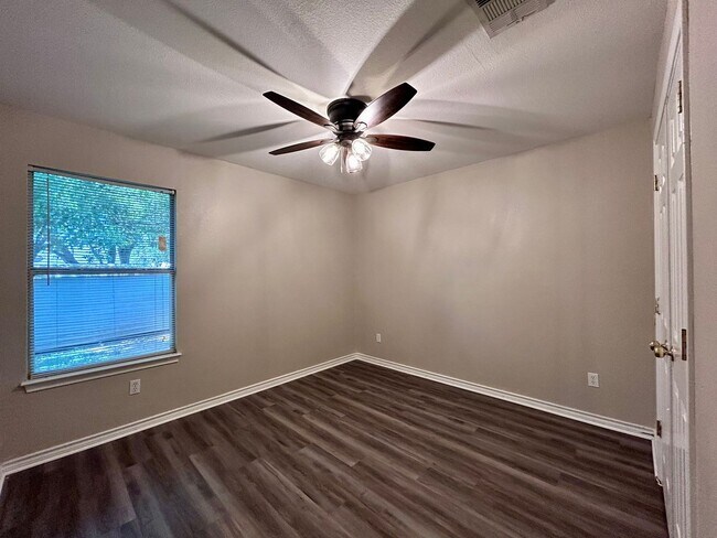 Building Photo - 3007 Kestrel Dr