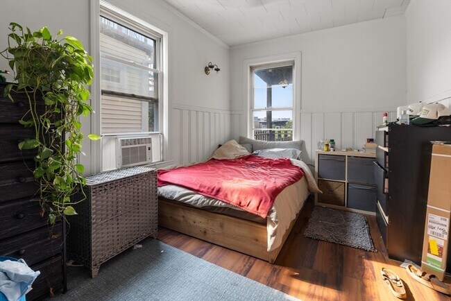 Building Photo - 592 E 3rd St