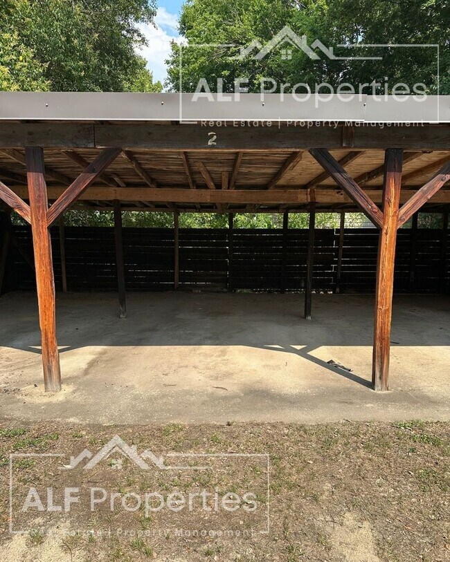Building Photo - Renovated 2 Bedroom, 1 Bath First-Floor Apartment Available