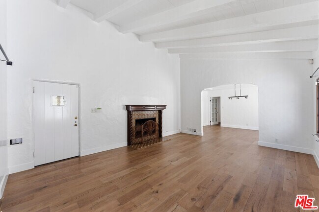 Building Photo - 537 N Poinsettia Pl