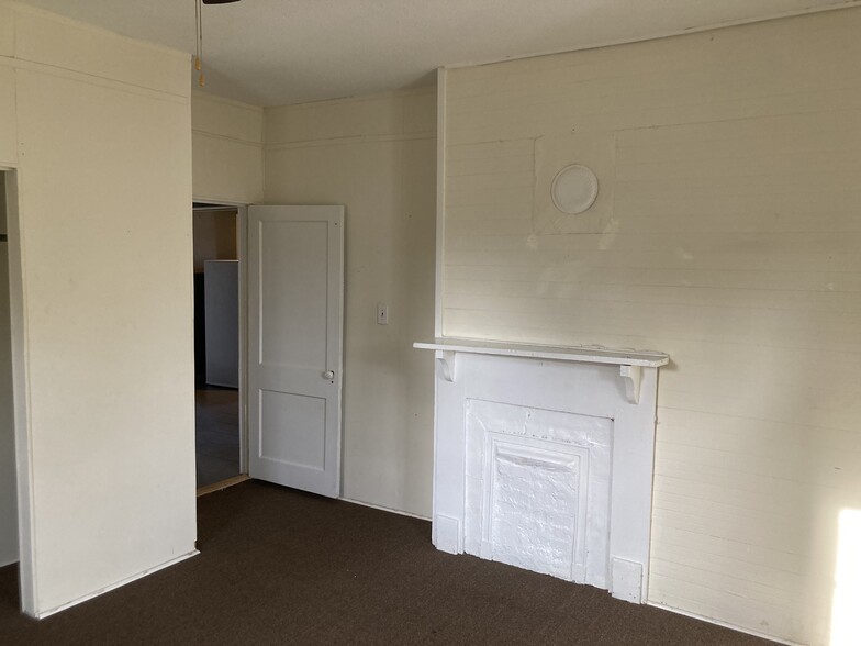 Building Photo - 105 Elm St