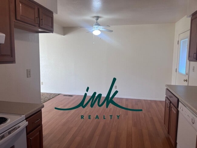 Building Photo - Lovely Gardnerville Townhome
