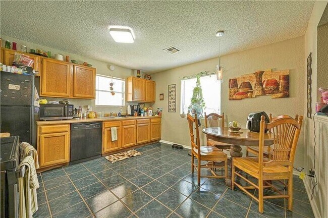 Building Photo - Gorgeous 3 bed/2 bath home in MWC!!