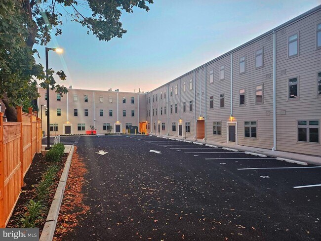 Building Photo - 200 Hamilton Ave