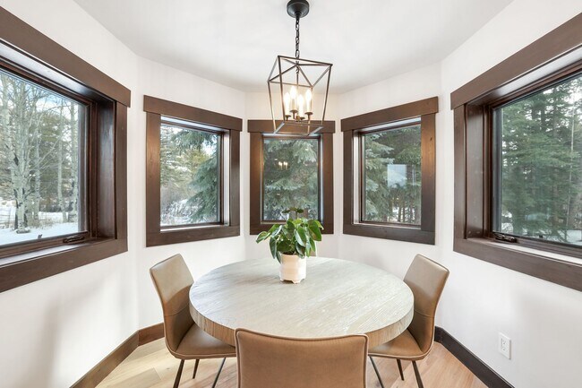 Building Photo - Luxury 3 bedoom/2.5 bathroom Home w/ Hot Tub