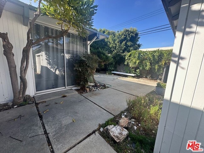 Building Photo - 3169 S Bentley Ave