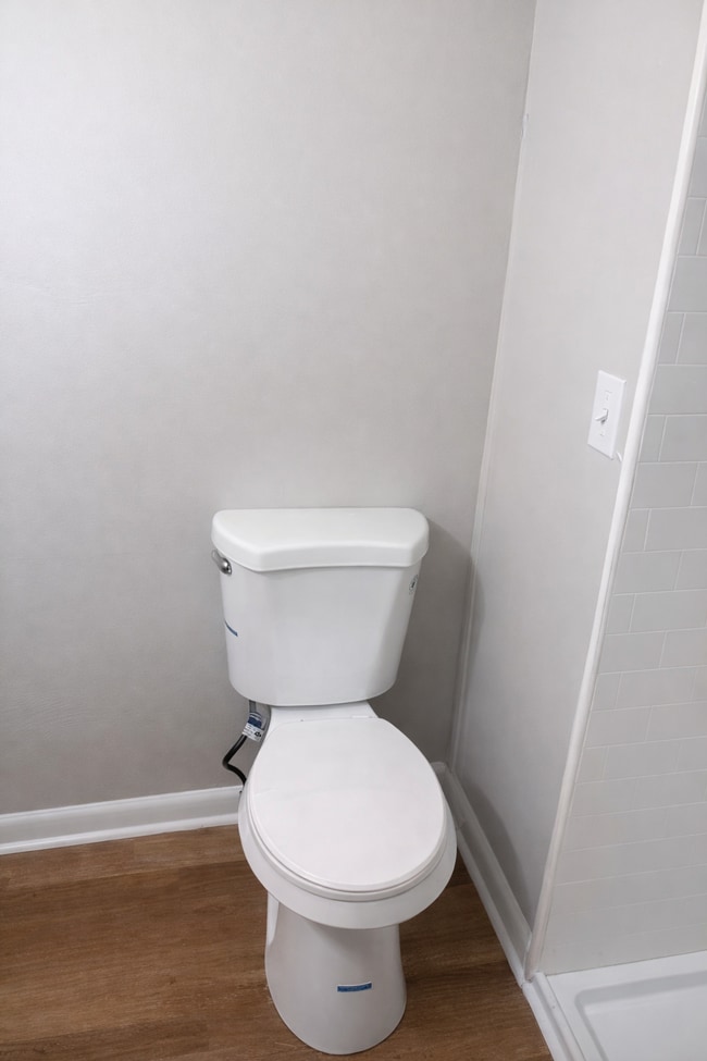 Building Photo - 2621 Village Green Ln