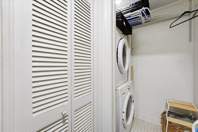 Building Photo - 100 Shearwater Ct E