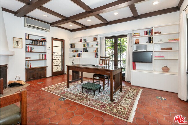 Building Photo - 627 Alta Dr