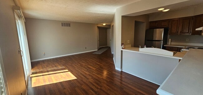 Building Photo - RANCH STYLE 2 BEDROOM CONDO FOR LEASE