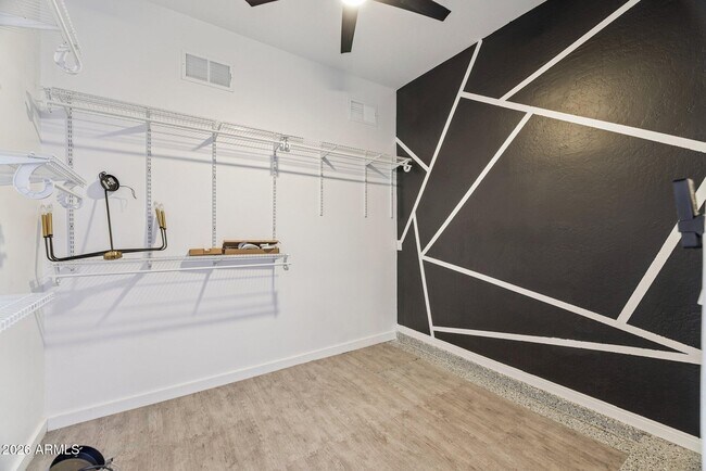 Building Photo - 2732 E Hillery Dr