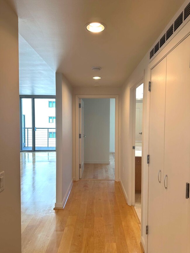 Building Photo - Luxury Living at The Metropolitan 1BR/1BA/...