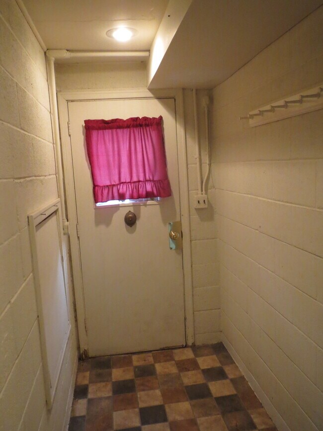 Building Photo - 1409/1411 E. Court