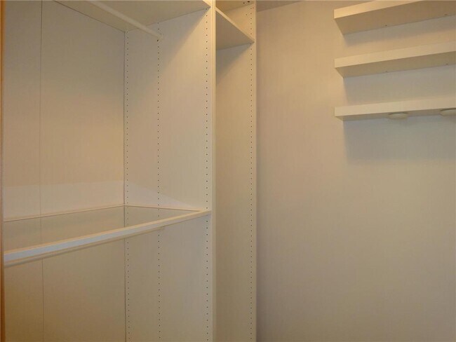 Building Photo - 11846 Emery Village Dr N