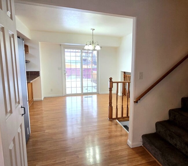 Building Photo - Large, Pet Friendly 5 Bedroom, 3 Bathroom Home for Rent in Ammon!  Fenced Backyard & Garage!  By ...