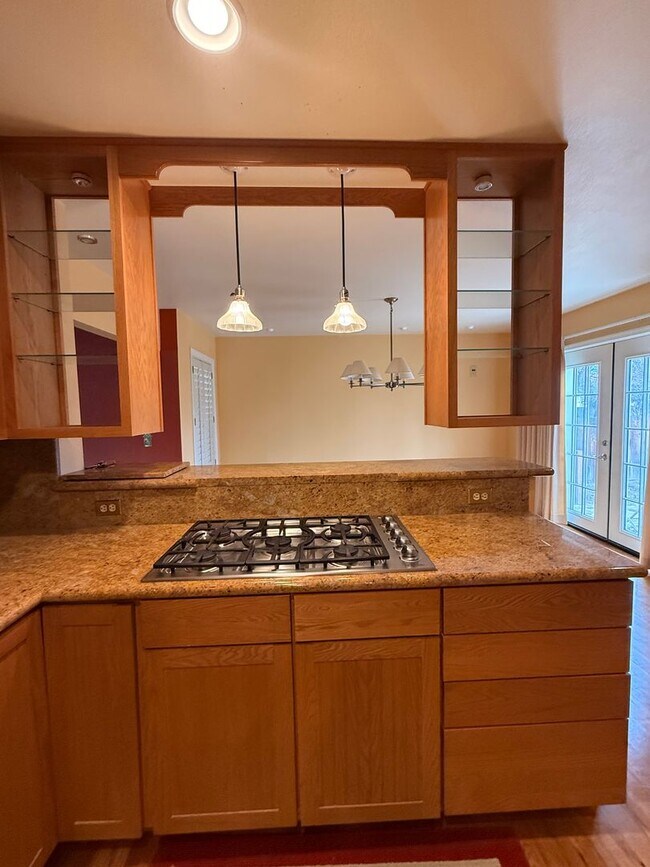 Building Photo - Beautiful expansive home for lease