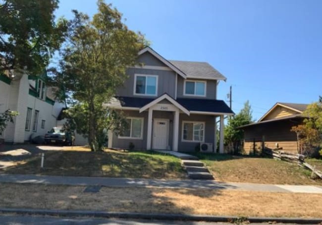 Building Photo - 5 Bedroom, 2.5 Baths Home for Rent, Available in September