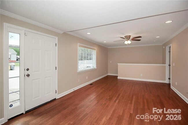 Building Photo - 1005 Rainbow Dr