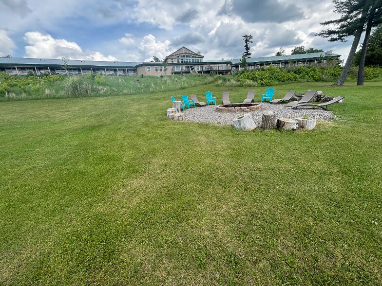 Building Photo - 400 Quadna Rd