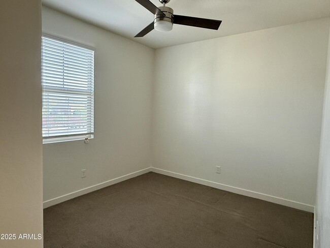 Building Photo - 938 E Danbury Dr