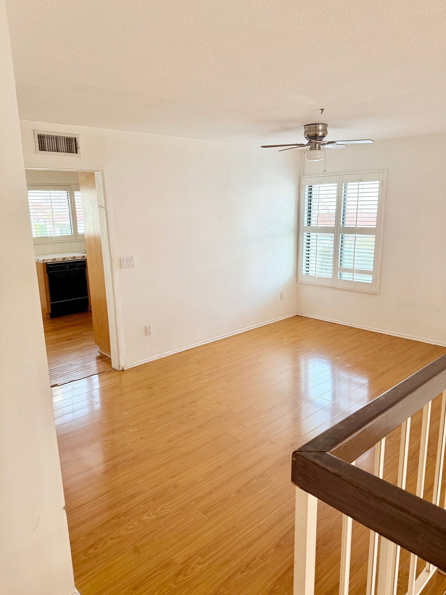 dining area - 6031 Lindley Ave