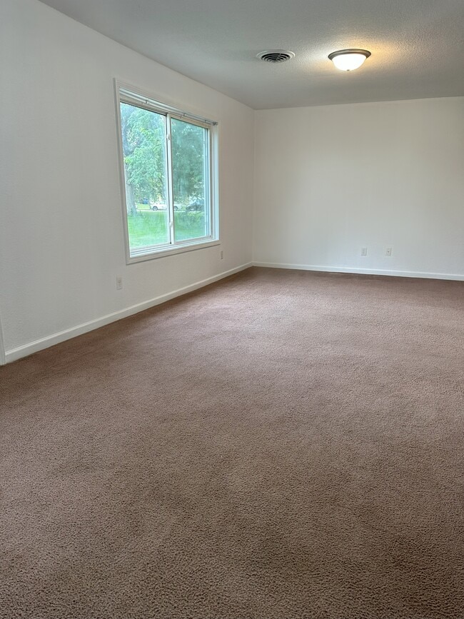 Building Photo - 1005 N Lincoln St