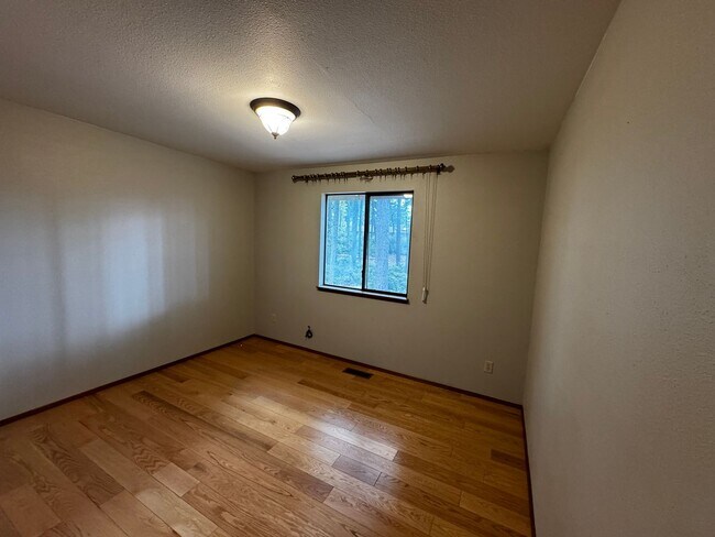 Building Photo - Silverdale Split-Level Home with Bonus Are...