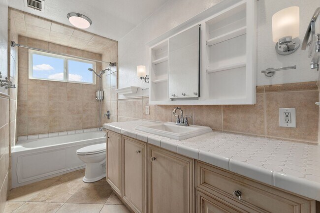Building Photo - Spacious Single-Family Home in Great Location!