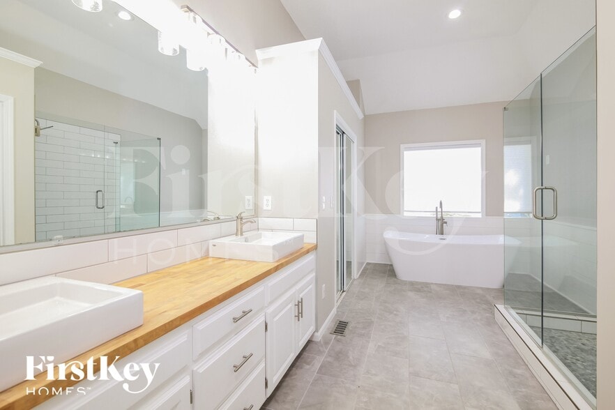 Building Photo - 15211 Maple St