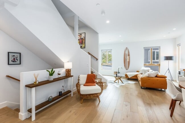 Building Photo - Stunning home in Studio City!