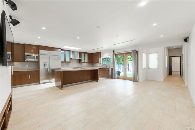 Building Photo - 15053 Greenleaf St