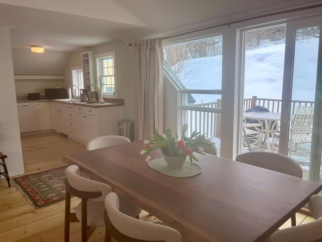 Building Photo - 2 Bedroom in Woodstock