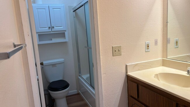 Building Photo - Spacious 3 bed/2 bath condo in Desirable Valley Crest