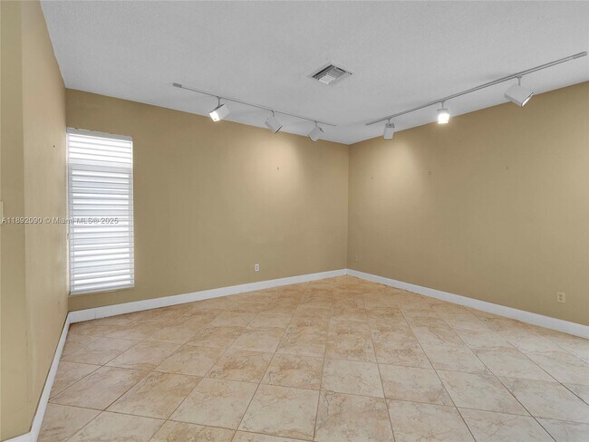 Building Photo - 1109 Biarritz Dr