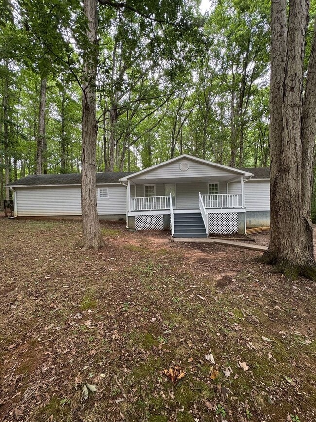 Building Photo - 3-bedroom, 2-bathroom Home with Sunroom!