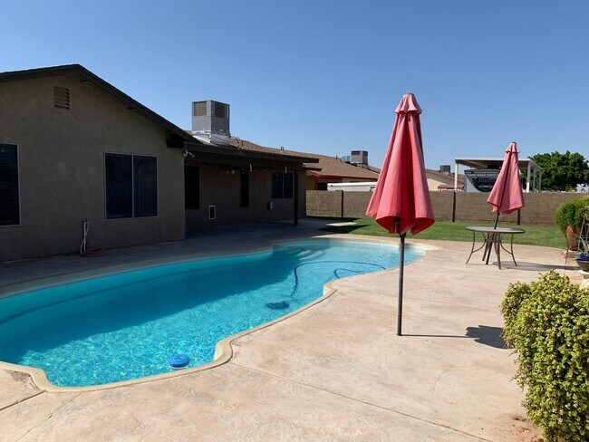 Building Photo - 4 BEDROOM POOL HOME!