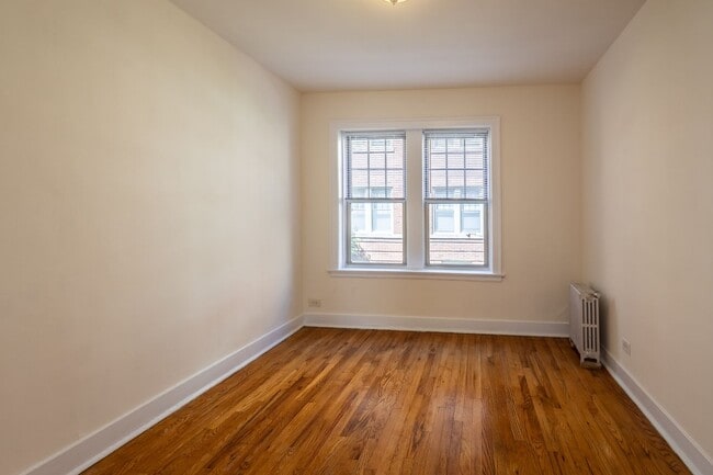 Building Photo - Belmont Cragin 2 Bed/1 Bath ~ Heat Included ~ Income Guidelines Apply