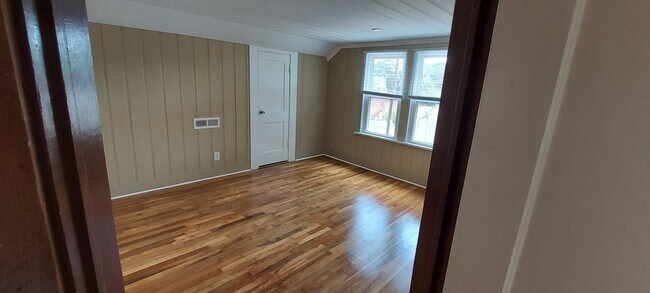 2nd floor bedroom - 2916 Woodleigh St