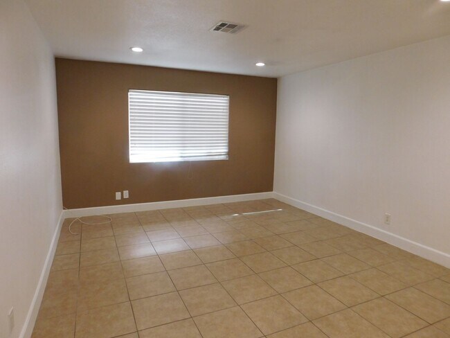Building Photo - Spacious 2 bedroom- no neighbors under you !!