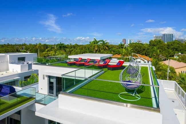 Building Photo - 440 Mola Ave