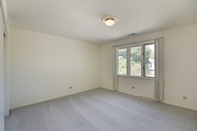Building Photo - 258 Dennis Ln