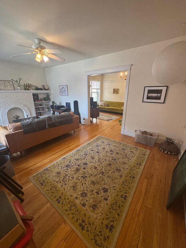 Building Photo - Lovely and Very Large Ravenswood Manor 1 BR