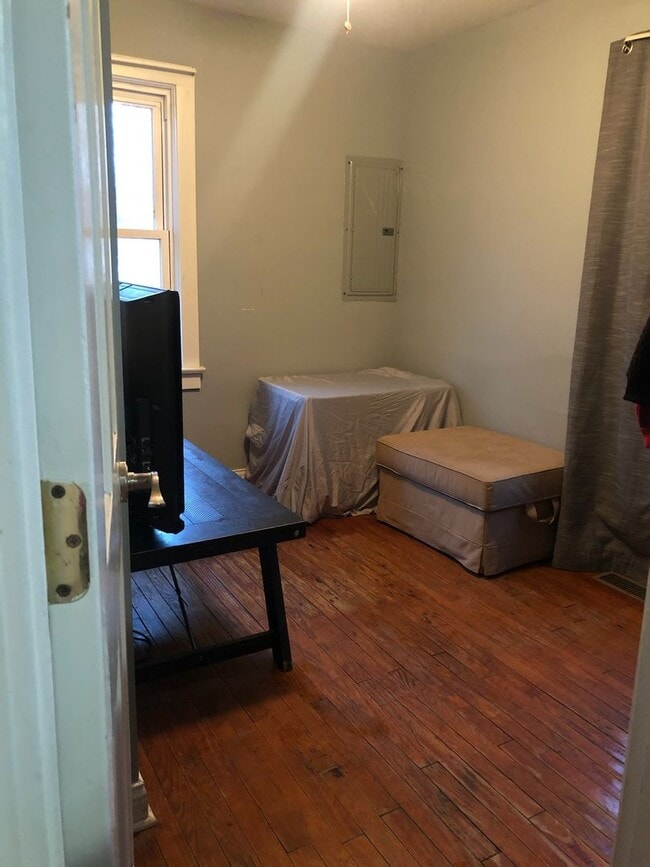 Building Photo - 3 BR 1 Bath New Haven!
