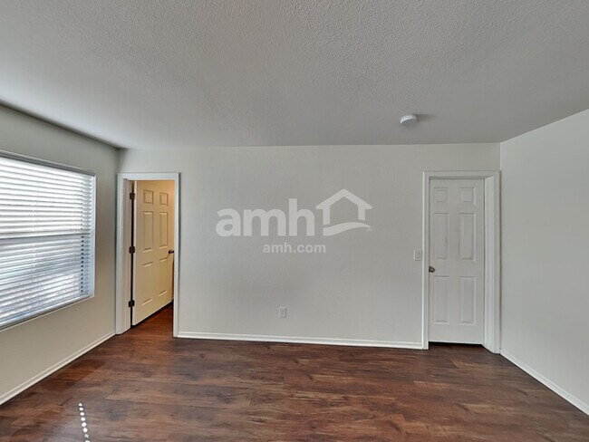 Building Photo - 286 E Mountain Alder St