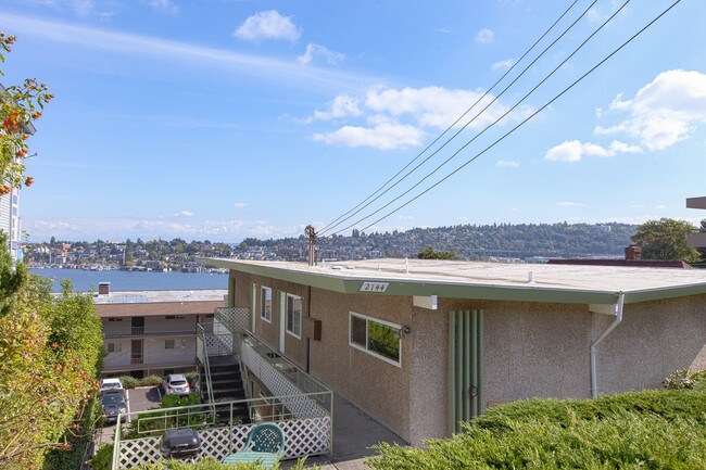 Building Photo - 2144 Waverly Pl N