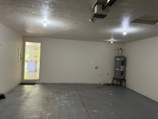 Building Photo - 4 bedroom 1.5 bathroom duplex | MOVE IN SPECIAL!