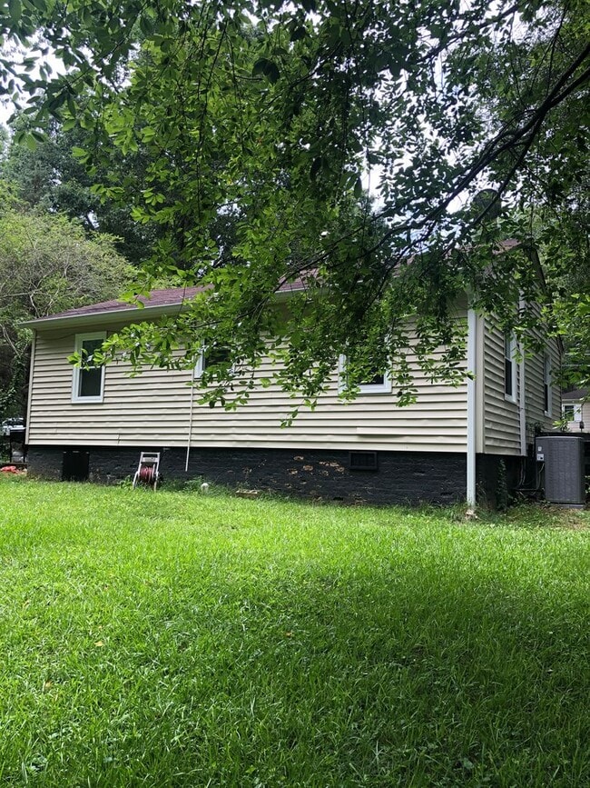 Building Photo - 2/1, Charming home with Flexible move-in