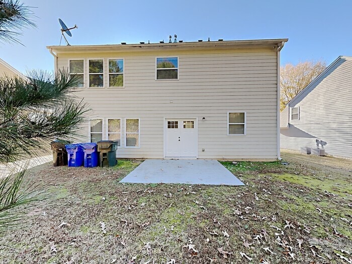 Building Photo - 2400 Village Green Dr