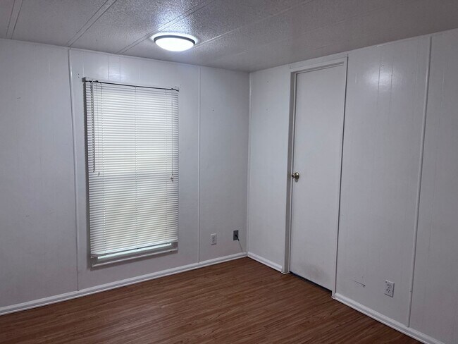 Building Photo - Home Sweet Home in Marianna Village - 2 bedroom and 1.5 bath