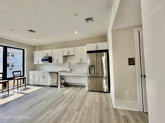 Building Photo - 218 3rd Ave